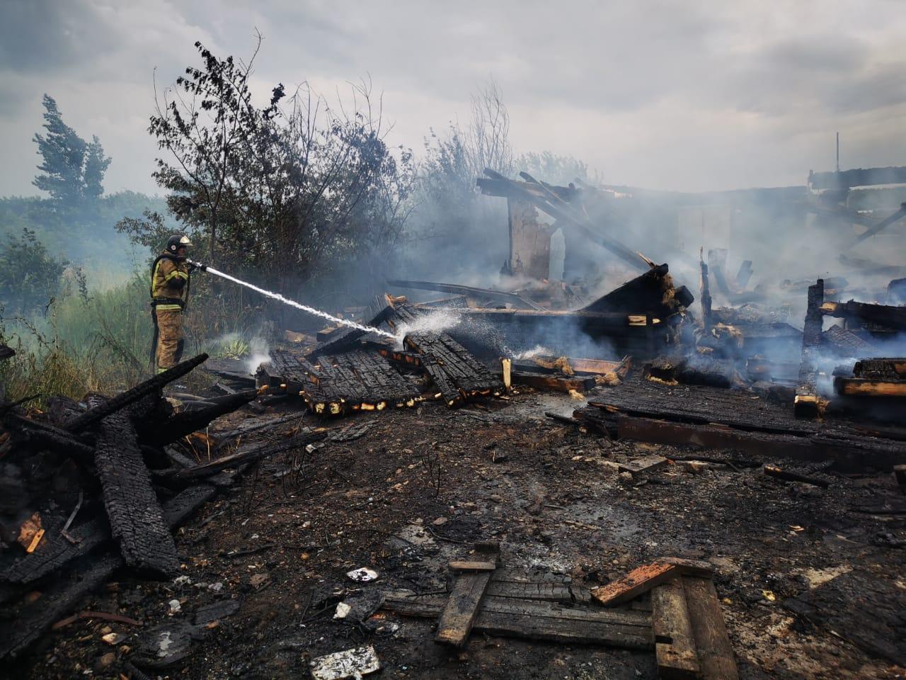 Фото Пламя от горящего дома едва не перекинулось на газопровод в Октябрьском районе Новосибирска 2
